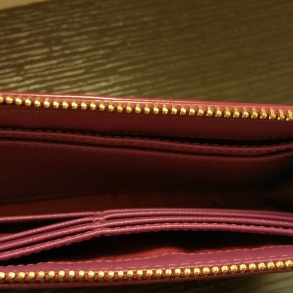 Gorgeous Coach Peyton Embossed Clutch - Picture 5 of 8